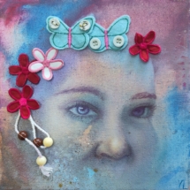 Tissu cousu, perles et huile sur toile 20x20cm, 90 euros insouciance